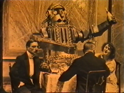 Scen från den italienska filmen Den Mekaniske Mannen (L'uomo meccanico).